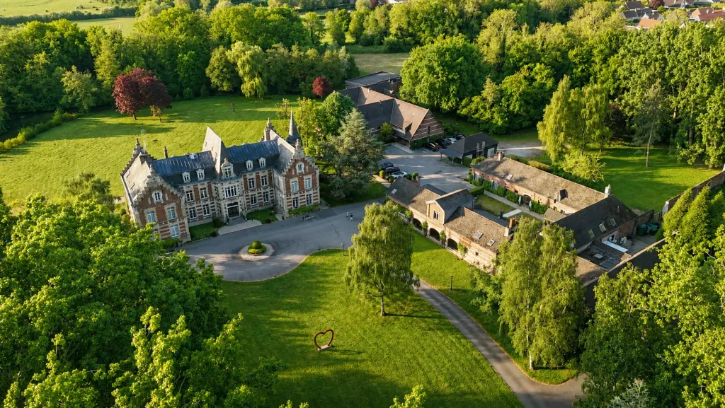 Luchtfoto van een chateauhotel in het groen