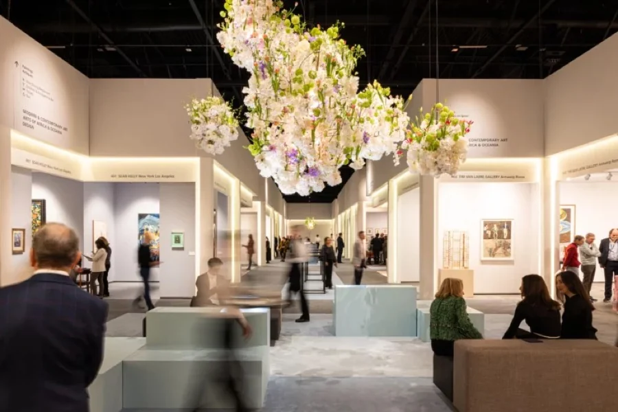 Bezoekers op een kunstbeurs
