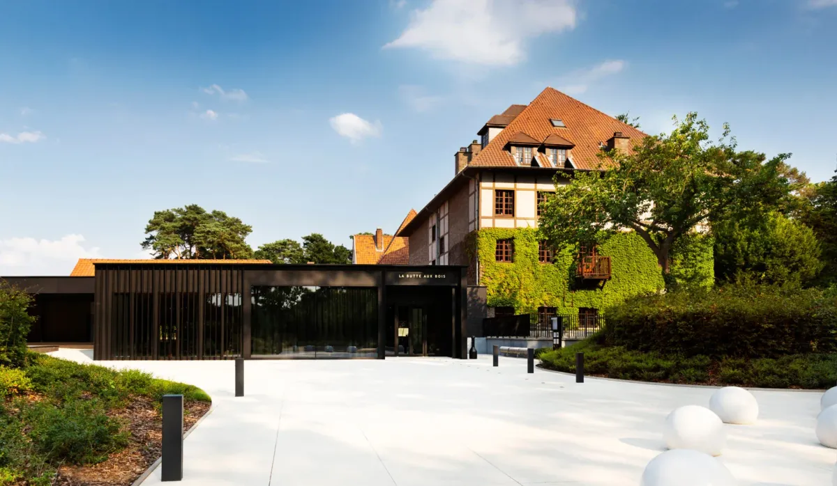 Entree van hotel La Butte aux Bois