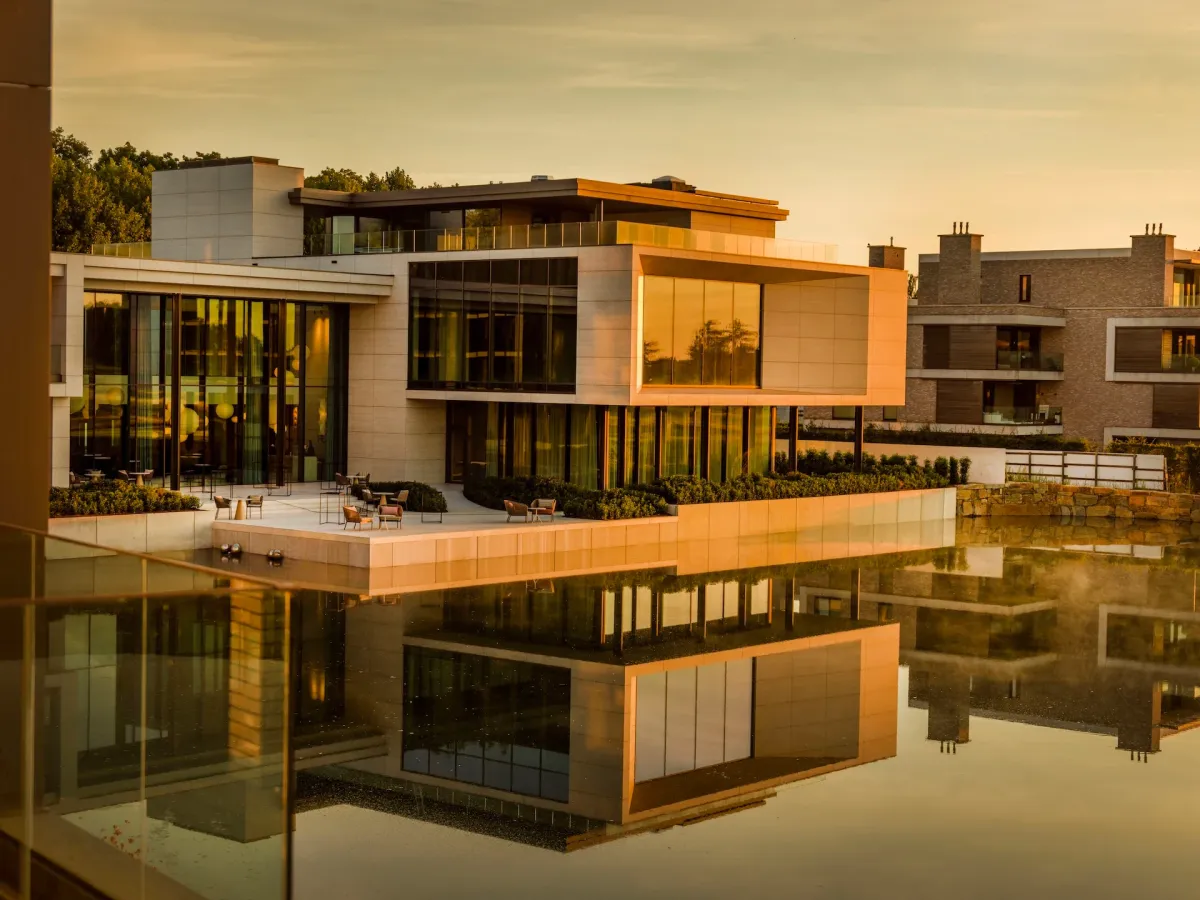 Modern hotel aan het water bij zonsondergang