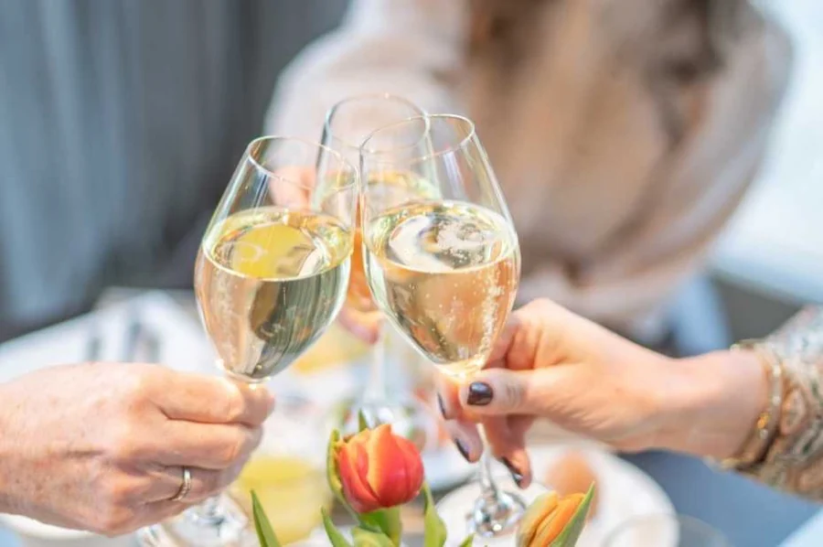 Proosten met een welkomstdrankje